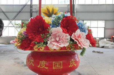 廣場(chǎng)花籃雕塑作品中占了大多數(shù)的是裝飾性的作品。